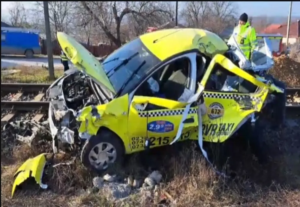 Taxi lovit de trenul Galați - Cluj Napoca, în localitatea Ciurea din județul Iași
