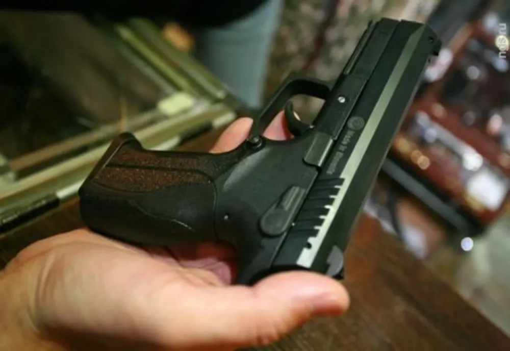 Bărbatul de 33 de ani, care a împușcat un bărbat de 37 de ani în cap, cu un pistol cu bile, a fost reținut pe o perioadă de 24 de ore
