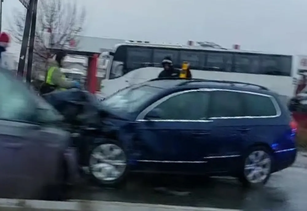 FOTO: Accident cu două victime, pe DN26, la ieșirea din municipiul Galați spre Vânători. A acroșat separatoarele de sens și a intrat în coliziune frontală cu un alt autoturism