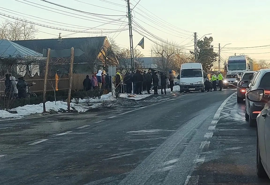 Video: Două minore lovite în plin de o autoutilitară pe trecerea de pietoni din dreptul Primăriei din Barcea, județul Galați