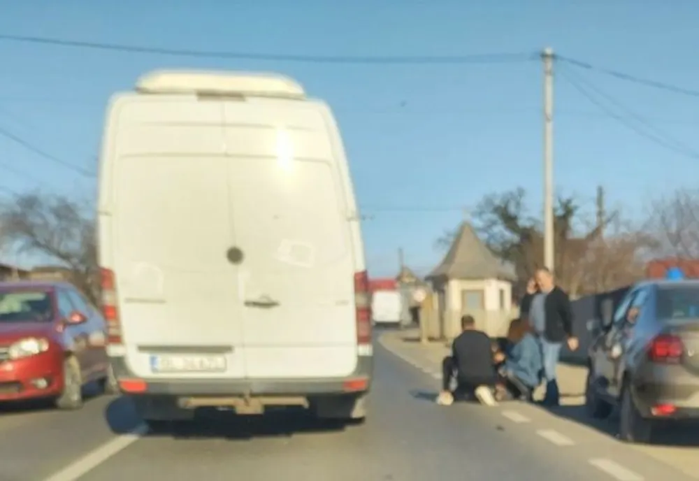 Un copil de 13 ani care traversa strada prin loc nepermis a fost lovit de o mașină în localitatea Movileni