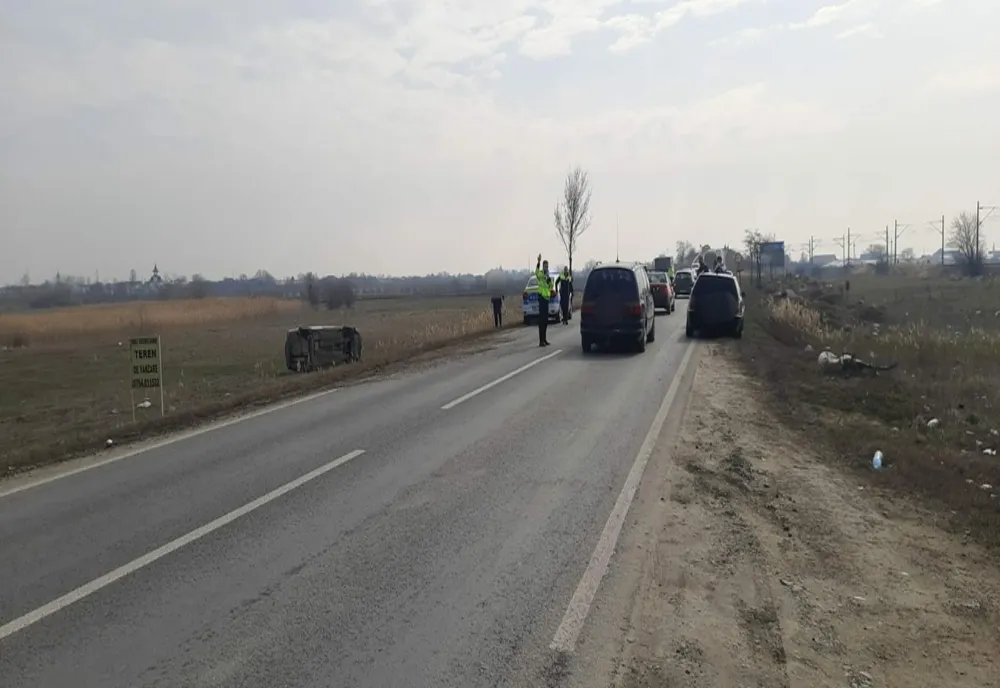 Accident pe DN 25, în afara localității Drăgănești. A acroșat un alt autoturism și s-a răsturnat în afara părții carosabile