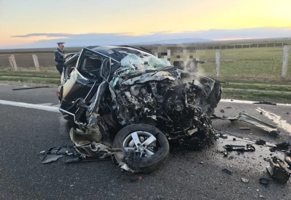 Accident mortal la Pufești. Directorul unei școli din Tecuci s-a izbit frontal cu autoturismul cu un autotren condus de un șofer din Turcia