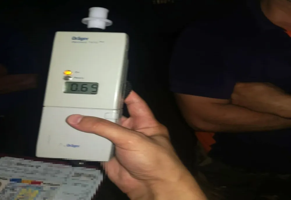 Un bărbat, de 74 de ani, din satul Slobozia Corni, comuna Ghidigeni, conducea sinuos pe DE 581, în localitatea Munteni și a lovit un alt autoturism staționat