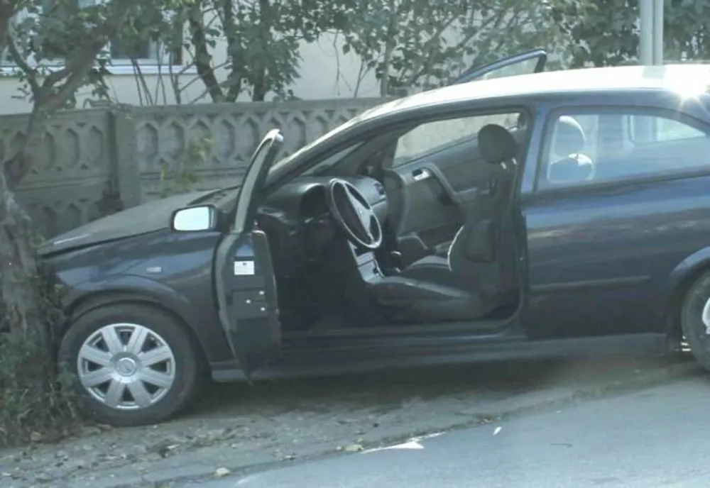 Un gălățean băut, a pierdut controlul volanului și a intrat într-un gard, apoi a ricoșat într-un alt autoturism
