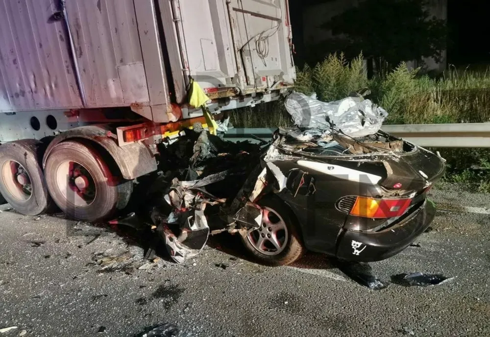Și-a înjunghiat soția apoi a fugit cu mașina și a intrat în remorca unui TIR 