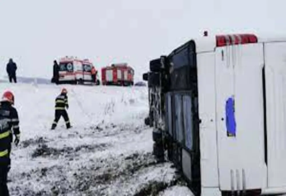 Microbuz plin cu pasageri, răsturnat de vânt, în Galați. A fost activat planul roșu de intervenție: 17 persoane, rănite ușor