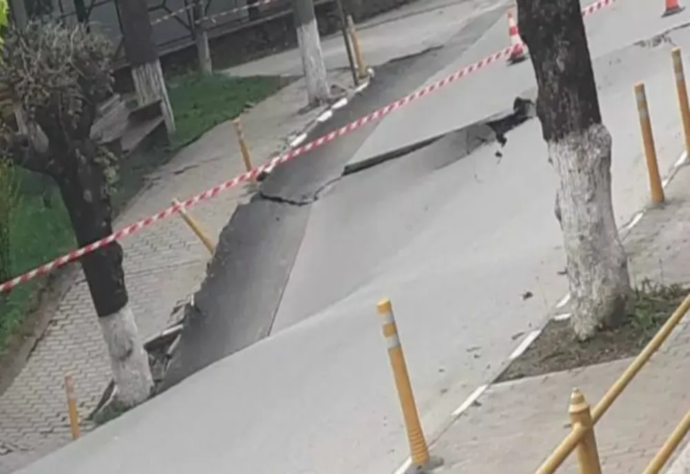 Imagini apocaliptice în Slănic Prahova: orașul scobit de mina de sare se surpă. Primar: "Nimeni nu știe ce e pe dedesubt!" 