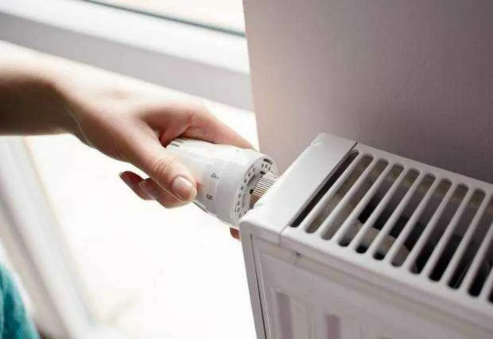 Cum poți să economisești până la 300 de lei pe lună la utilități iarna, chiar dacă locuiești într-un apartament neizolat