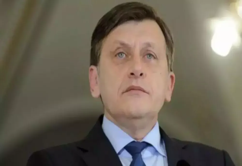 CRIN ANTONESCU DESPRE IOHANNIS: „LIPSA DIALOGULUI CU ROMÂNII CREEAZĂ O CRIZĂ LA PALATUL COTROCENI. PREȘEDINTELE NU ARE DREPT LA TĂCERE”