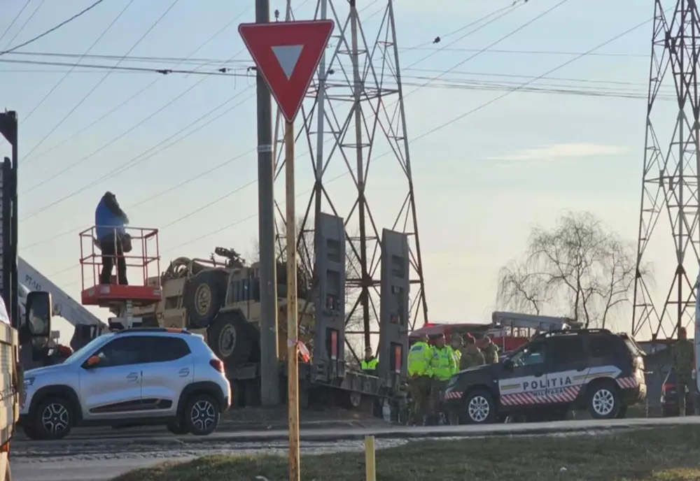 ACCIDENT PE ȘOSEAUA DE CENTURĂ A GALAȚIULUI: O PLATFORMĂ MILITARĂ A DĂRÂMAT DOI STÂLPI DE ELECTRICITATE