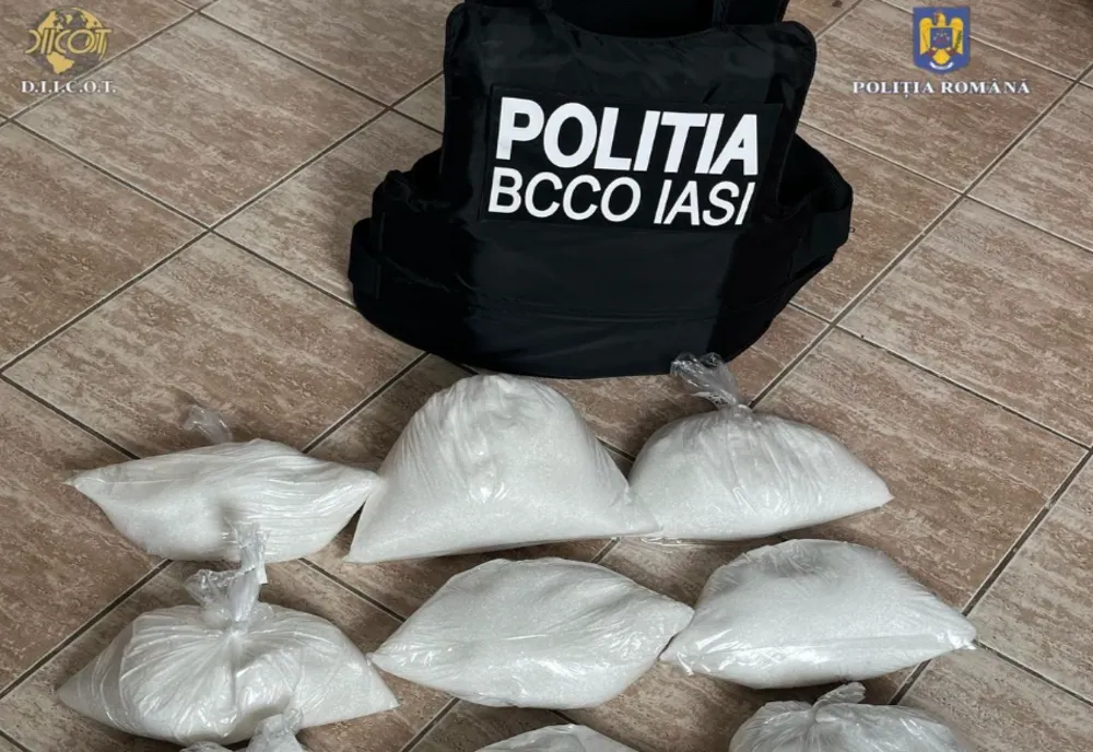 TREI BĂRBAȚI AU INTRODUS ÎN ROMÂNIA ZECI DE KILOGRAME DE CANABIS PRIN CURIERAT. MIROSUL DROGURILOR, MASCAT CU CAFEA