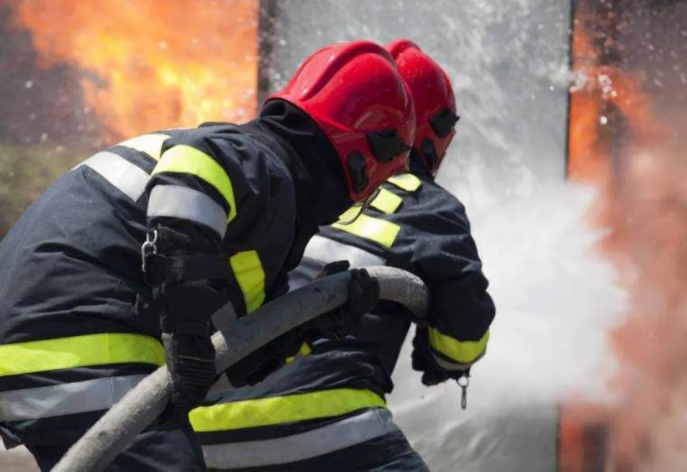 GALAȚI: INCENDIU PUTERNIC LA O BISERICĂ, CU DEGAJĂRI MARI DE FUM