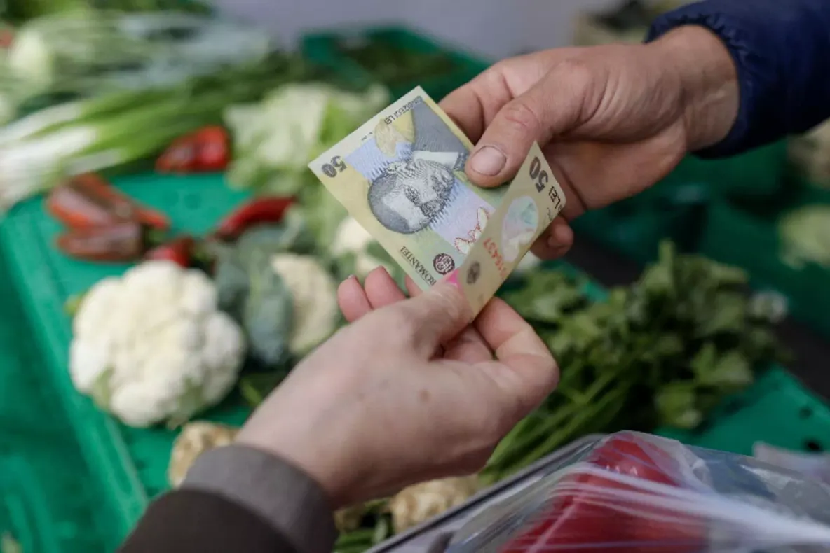 Scumpirile schimbă coșul de cumpărături în Postul Paștelui: românii cumpără tot mai puțin