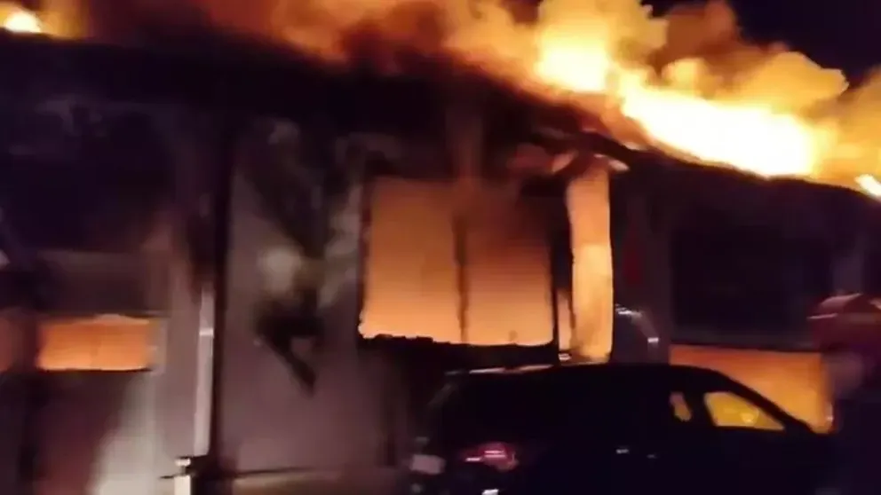 Incendiu puternic la un service auto din Galați: o persoană, grav rănită