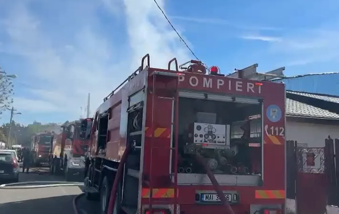 Incendiu major în Galați după ce o casă a fost lovită de un fulger