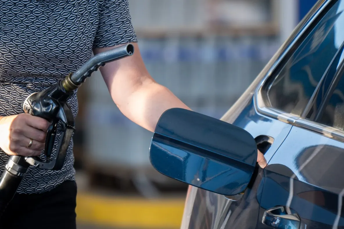 Șoc la pompă pentru șoferi. Motorina s-a scumpit imediat după ridicarea plafonării: cât costă un litru de carburant