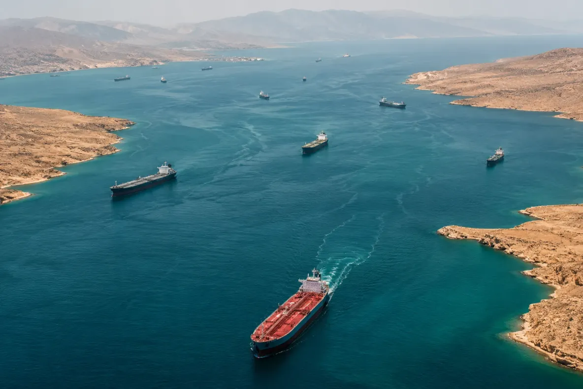 Traficul maritim prin Strâmtoarea Ormuz a încetinit. De ce evită navele ruta strategică