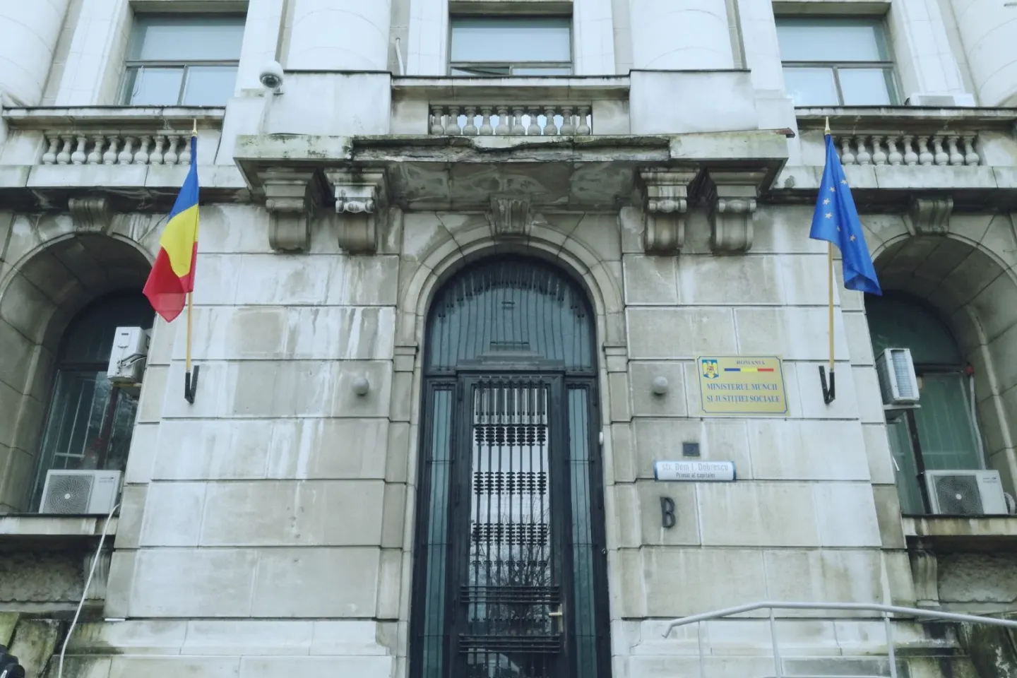 Celulă de criză la Ministerul Muncii după perchezițiile DIICOT din Bihor: 100 de persoane vulnerabile, mutate din căminele clandestine