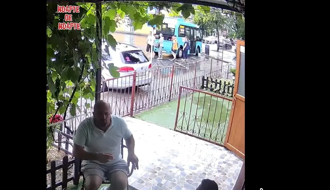 Imagini revoltătoare la Galați: Femeile împing un autobuz stricat, în timp ce bărbații filmează de la terasă și se amuză VIDEO