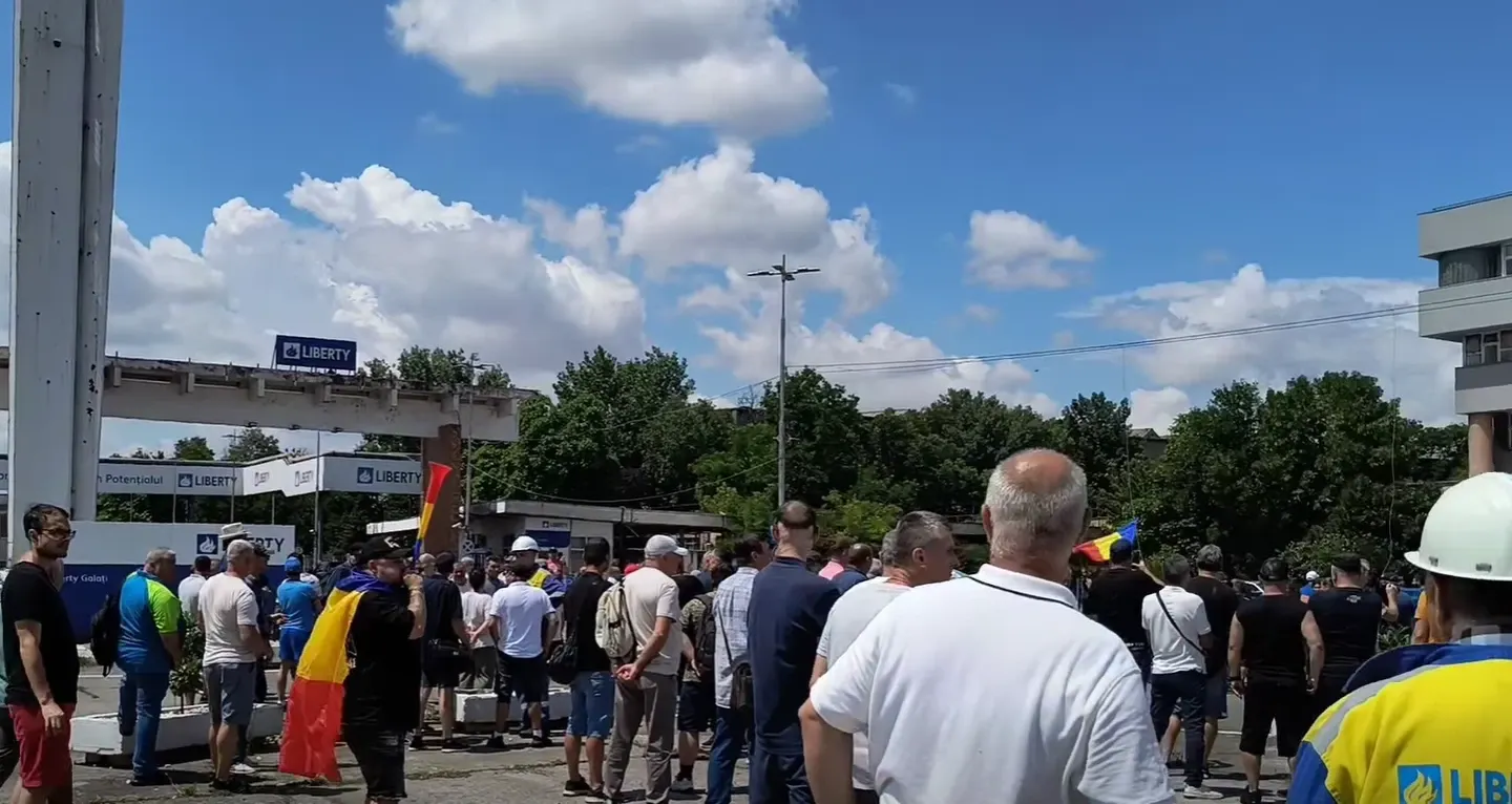 Protestul disperării la Șantierul Naval Galați. Oamenii au primit doar 500 de lei pentru luna mai – VIDEO