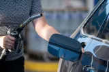 Șoc la pompă pentru șoferi. Motorina s-a scumpit imediat după ridicarea plafonării: cât costă un litru de carburant