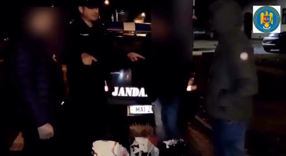 Arad: AUDIO FOTO VIDEO Momentul în care jandarmii din Arad confiscă parfumuri contrafăcute și telefoane mobile, în valoare de 31.000 lei