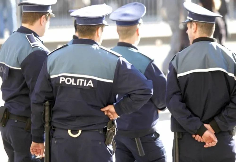 Doi poliţişti au fost atacaţi cu un cuţit în timp ce încercau să aplaneze un conflict
