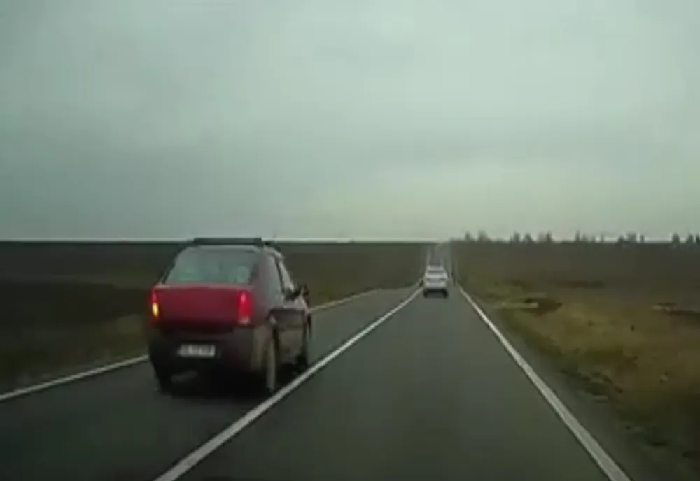Gălățean lăsat fără permis după ce a fost filmat în timpul unor depășiri pe linia continuă