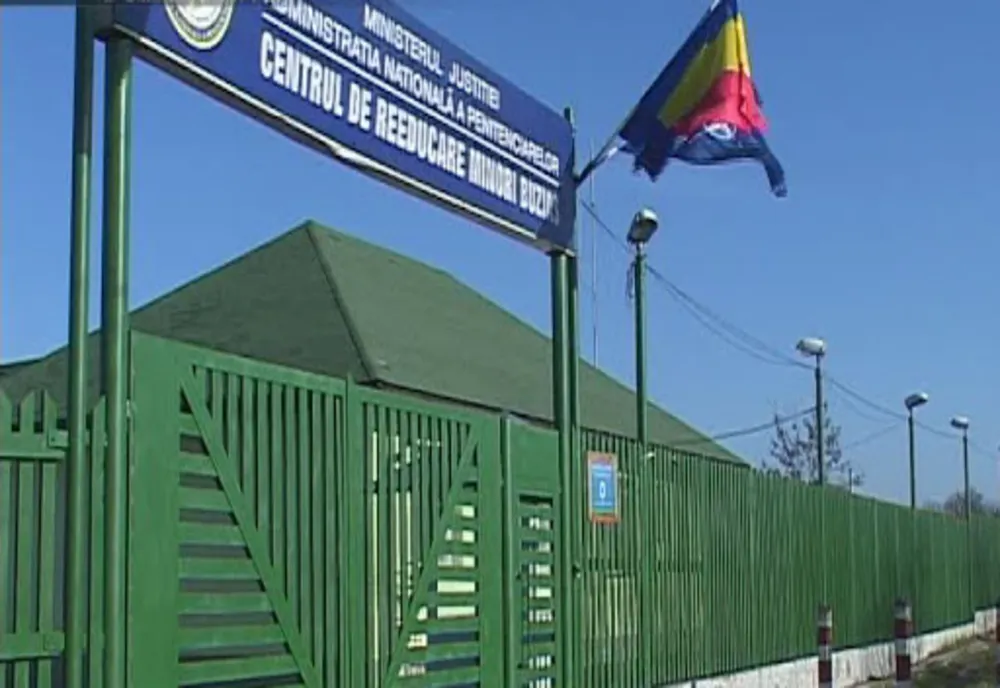 Încarcerat pentru viol și complicitate la viol
