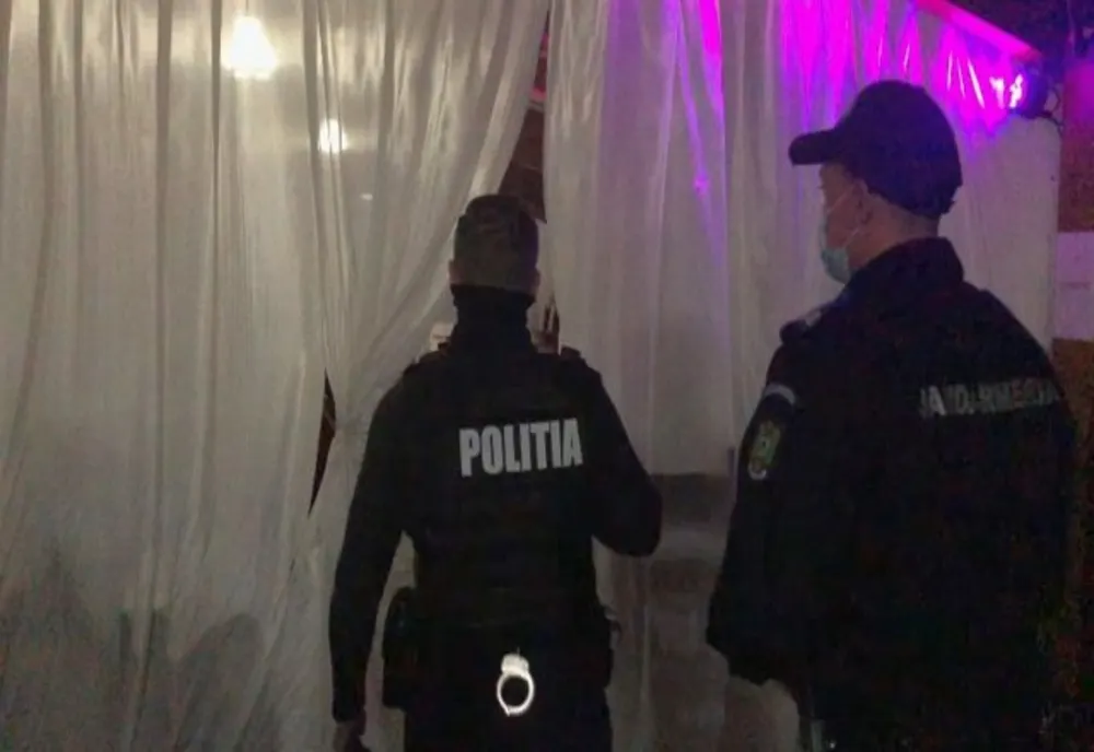 Un bărbat care ar fi trebuit să se afle în izolare la domiciliu se afla la o petrecere privată