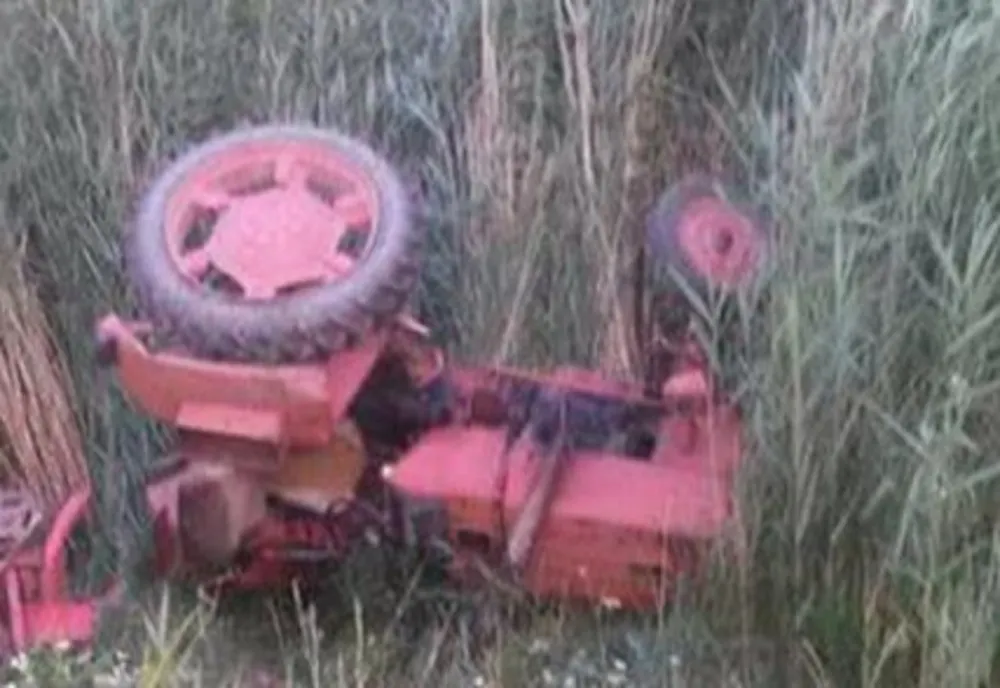 Decedat după ce a căzut cu tractorul într-un canal de irigații