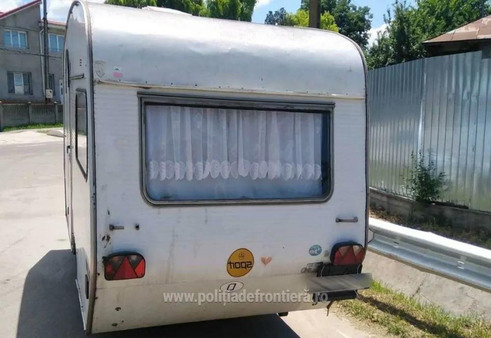 Polițiștii de frontieră de la Foltești au depistat un bărbat conducând un  ansamblu de vehicule, a cărui rulotă nu era înmatriculată