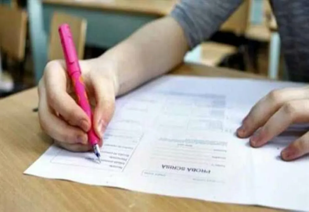 Elev gălățean prins cu casca în ureche la proba de matematică de la examenul de Bacalaureat