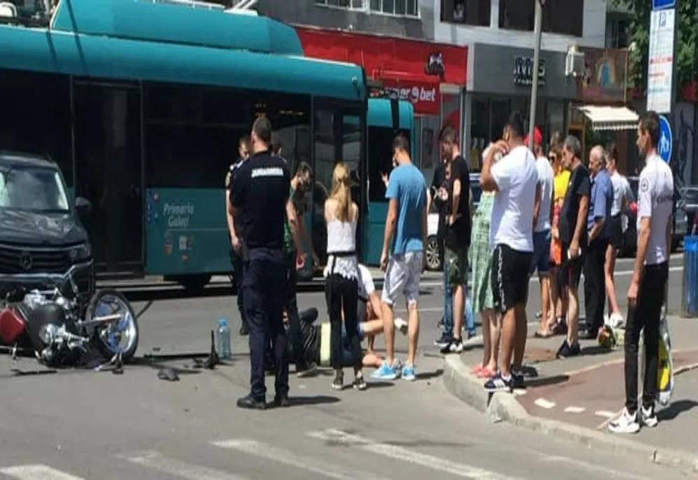 Motociclist accidentat pe strada Brăilei, la intersecția cu strada Costache Conachi