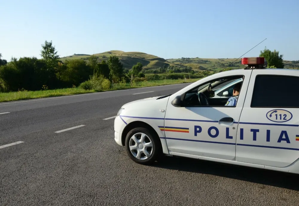 La volan cu permisul suspendat