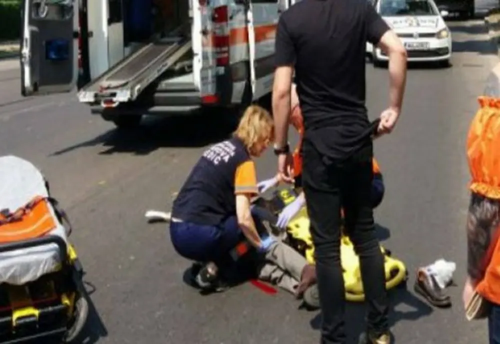 MInoră de 9 ani accidentată în timp ce traversa strada prin loc nemarcat