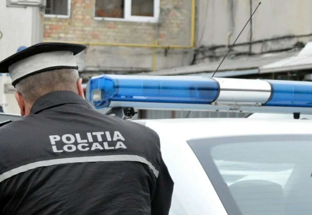 Polițist local bătut de o femeie în stația de autobuz