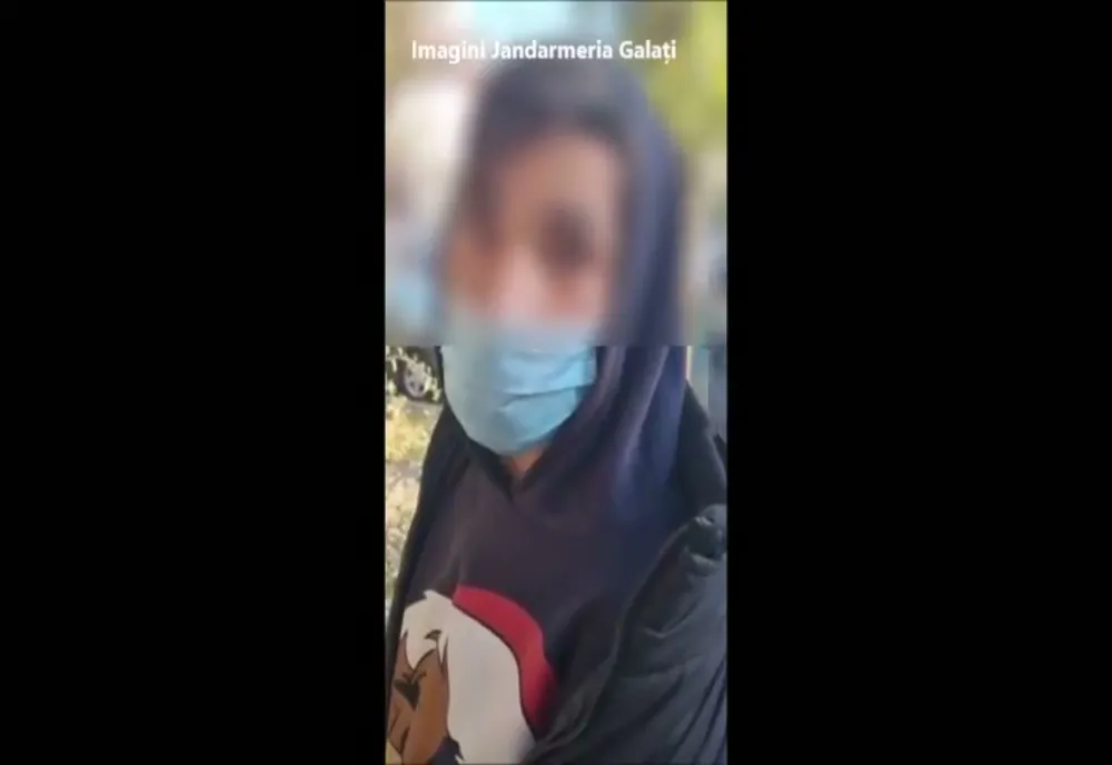 Video: Ameninţat cu un cuţit de un tânăr de 16 ani după ce i-a atras atenţia să-şi ia gunoiul de pe jos