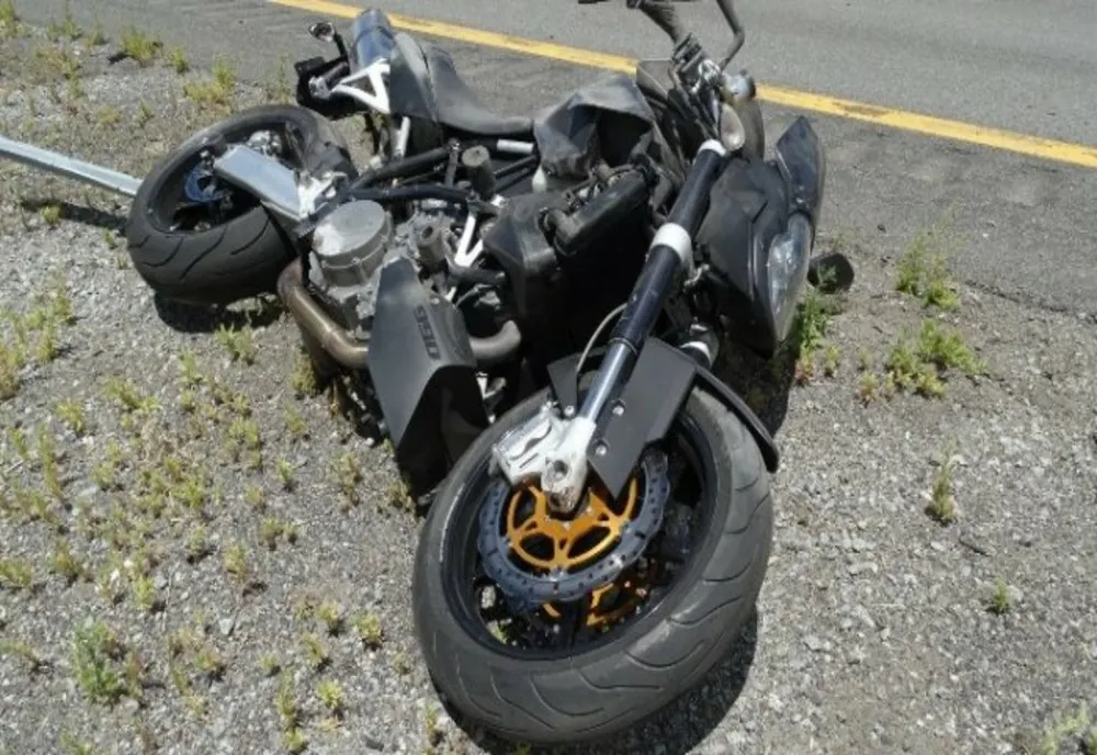 Un minor de 16 ani a intrat cu motociclul în impact cu un autoturism care ieșea dintr-o spălătorie