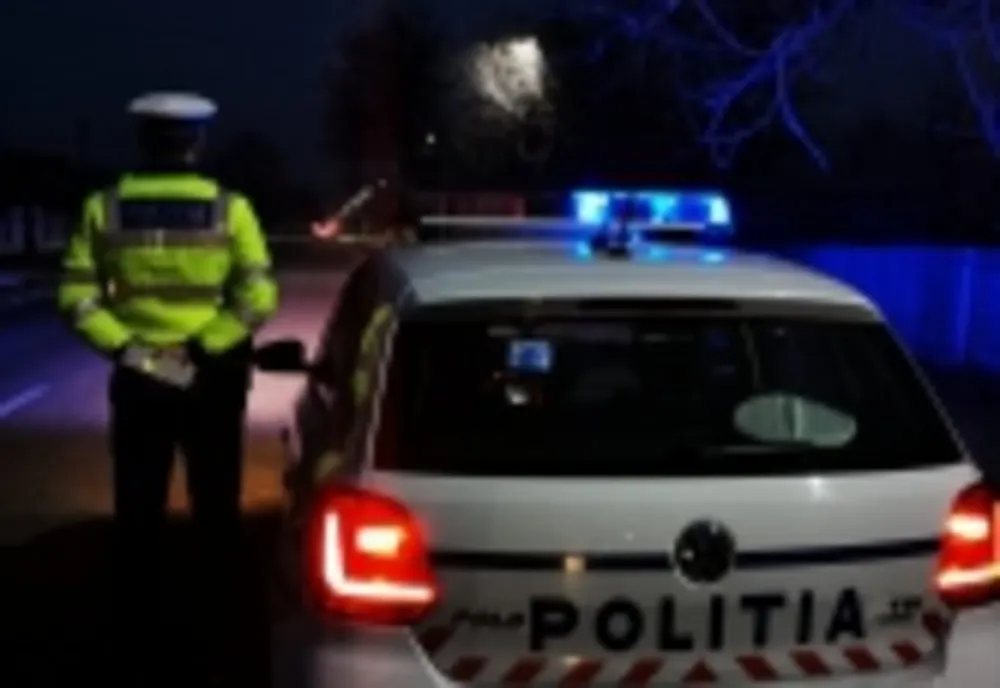 A refuzat să oprească la semnalele polițiștilor și în timp ce era urmărit a intrat într-o mașină parcată