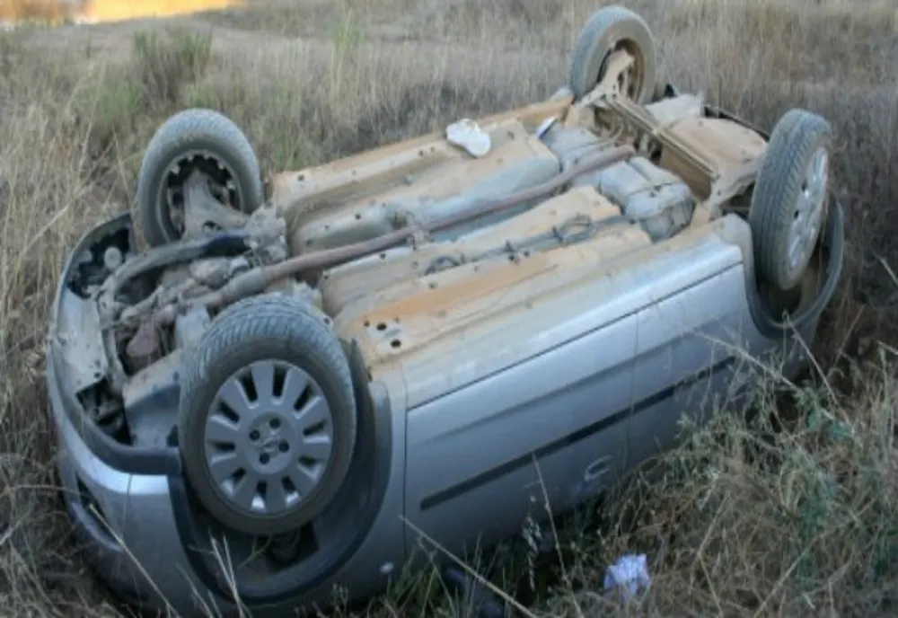 Deși nu avea permis, după ce a băut i-a furat mașina fratelui și intrat într-un parapet metalic de protecție, răsturnându-se pe partea carosabilă