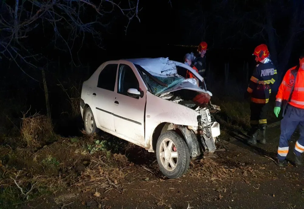 Un bărbat a decedat după ce a lovit un stâlp de iluminat care s-a rupt și a căzut peste autoturismul pe care-l conducea