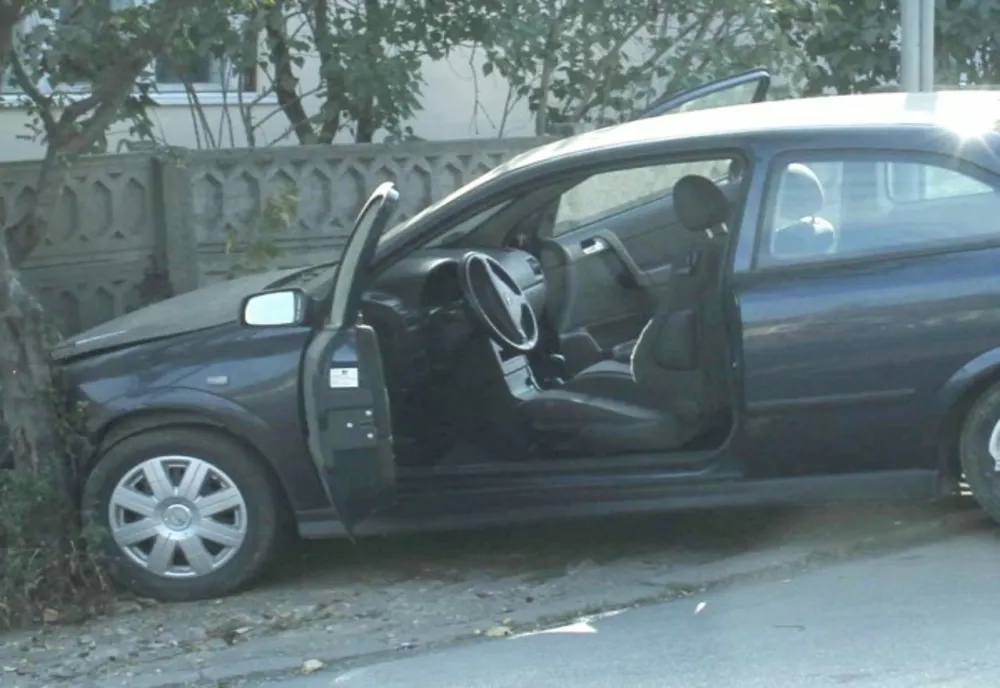 A furat un autoturism din fața unei vulcanizări și a intrat cu mașina în gard