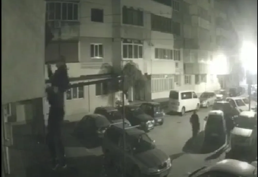 A furat o geacă de pe un balcon