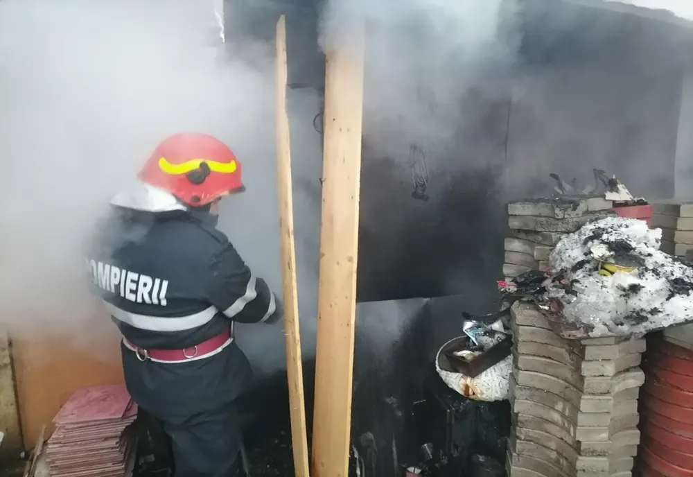 Incendiu puternic într-un bloc din Municipiul Tecuci