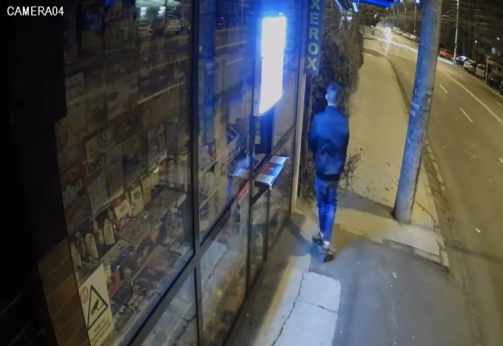 Video: Un minor a spart geamul unui chioșc din municipiul Galați, dar s-a speriat când s-a declanșat alarma