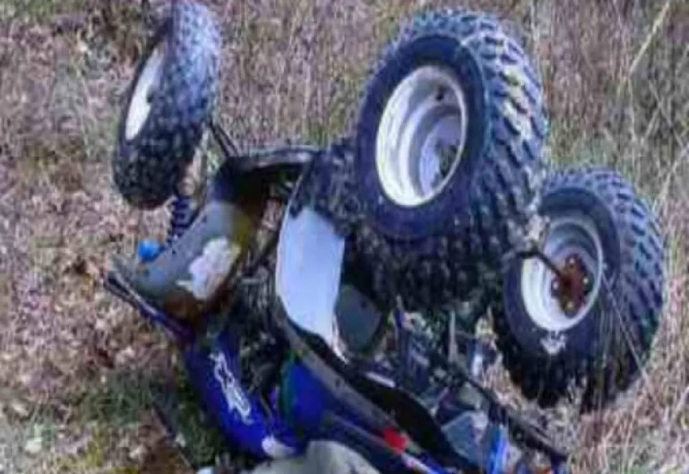 Un minor de 16 ani a condus un ATV neînmatriculat cu care a intrat în gardul unui imobil