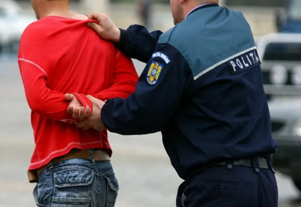 Reținut pentru tâlhărie, proxenetism și lovire sau alte violențe