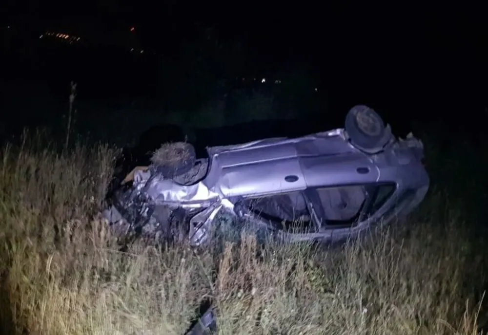 A fugit de polițiști până s-a răsturnat cu mașina în afara părții carosabile